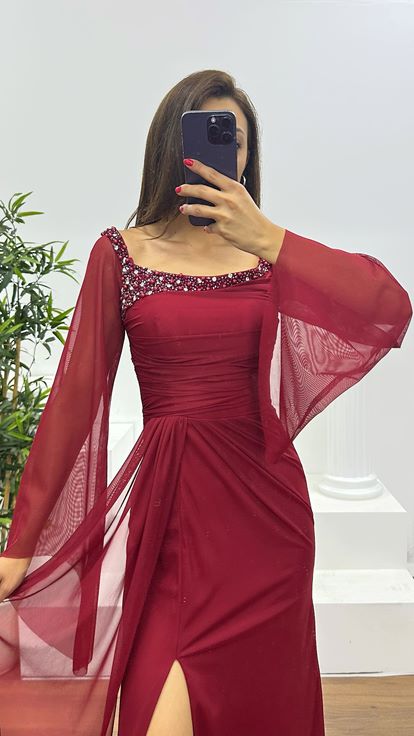 Burgunderrotes Abendkleid mit U-Boot-Ausschnitt