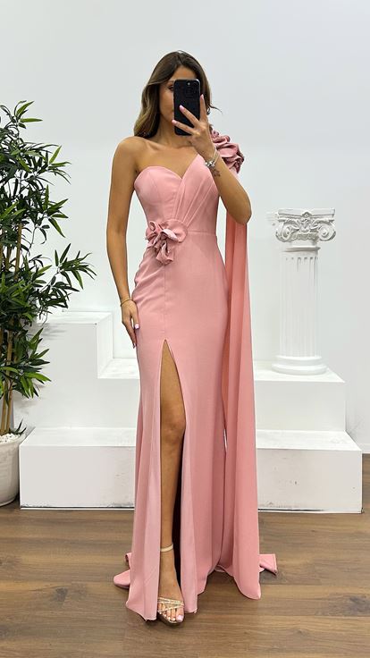Puderfarbenes Abendkleid mit One-Shoulder-Träger und Blumendetail