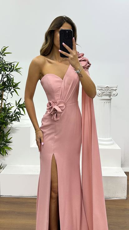 Puderfarbenes Abendkleid mit One-Shoulder-Träger und Blumendetail