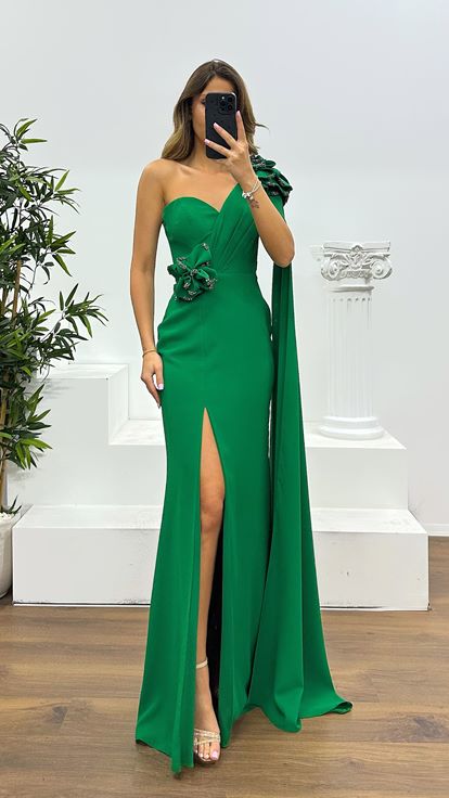 Zumrut Abendkleid mit One-Shoulder-Träger und Blumendetail