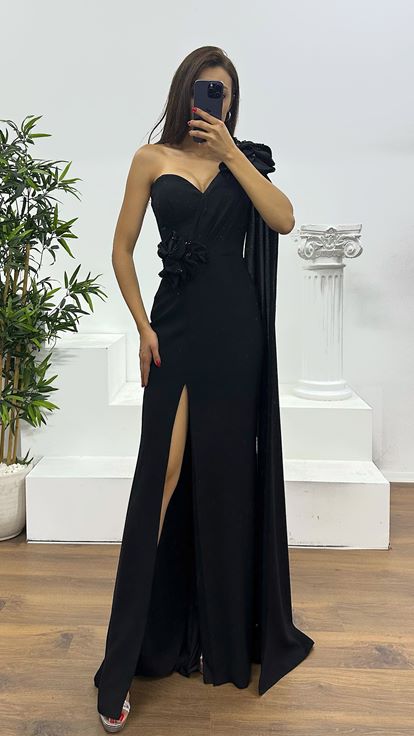 Schwarzes Abendkleid mit One-Shoulder-Träger und Blumendetail