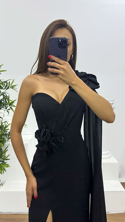 Schwarzes Abendkleid mit One-Shoulder-Träger und Blumendetail