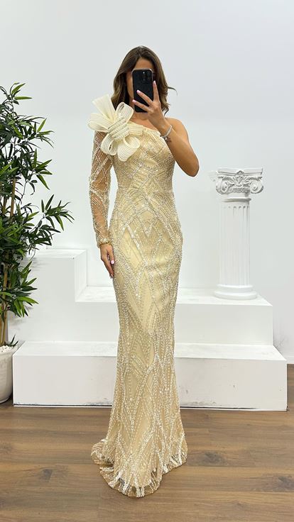 فستان سهرة مطرز بأكمام ذهبية