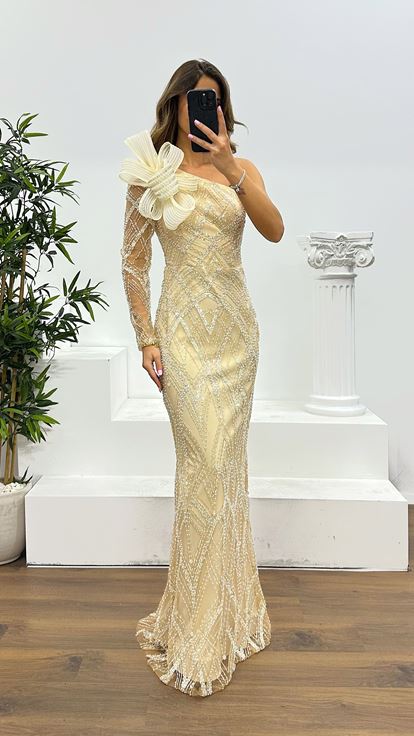 فستان سهرة مطرز بأكمام ذهبية