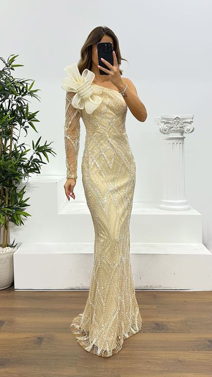 فستان سهرة مطرز بأكمام ذهبية