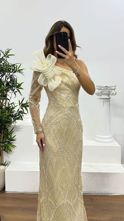 فستان سهرة مطرز بأكمام ذهبية