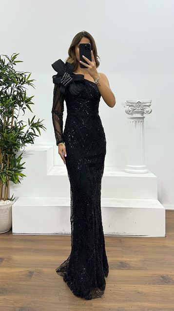 Vestido de noche negro bordado de una sola manga