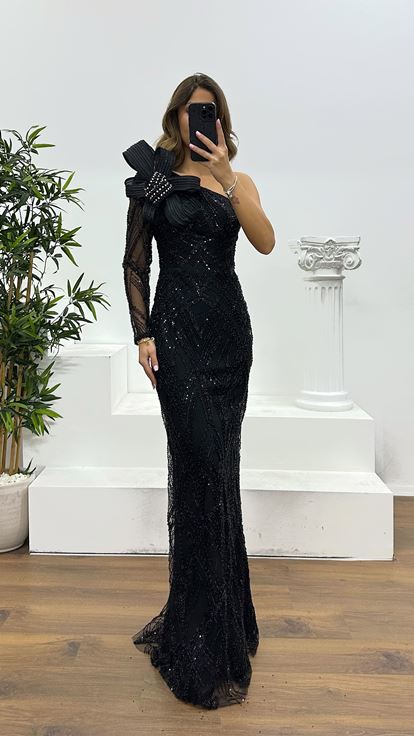 فستان سهرة أسود مطرز بكم واحد