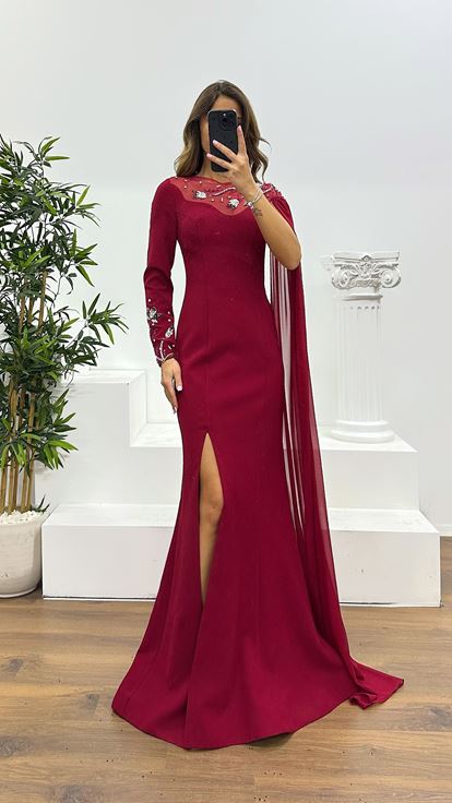 فستان سهرة بورغندي بتفاصيل على الأكمام