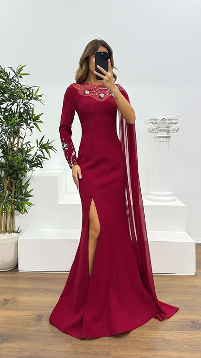 فستان سهرة بورغندي بتفاصيل على الأكمام