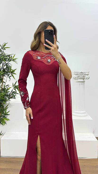 فستان سهرة بورغندي بتفاصيل على الأكمام