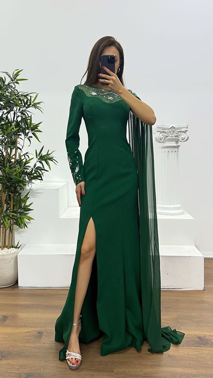 Abito da sera verde smeraldo con dettaglio sulle maniche