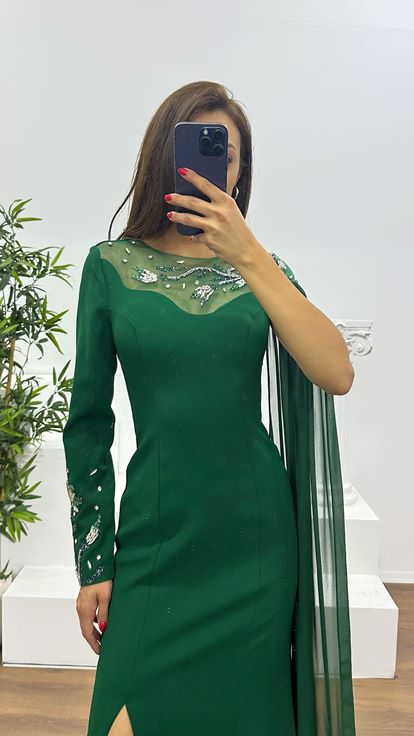 Abito da sera verde smeraldo con dettaglio sulle maniche