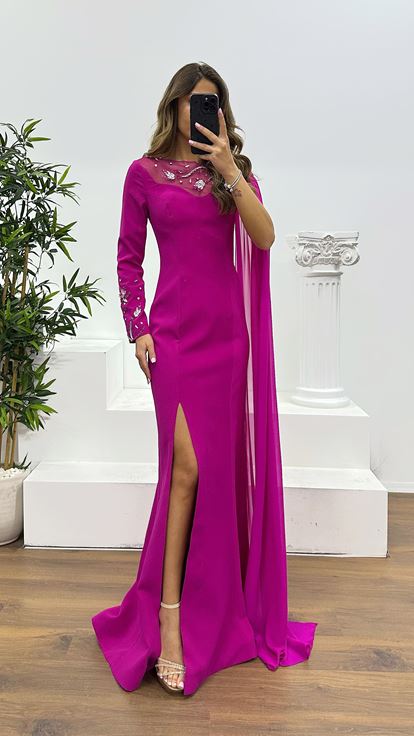 فستان سهرة فوشيا بتفاصيل على الأكمام