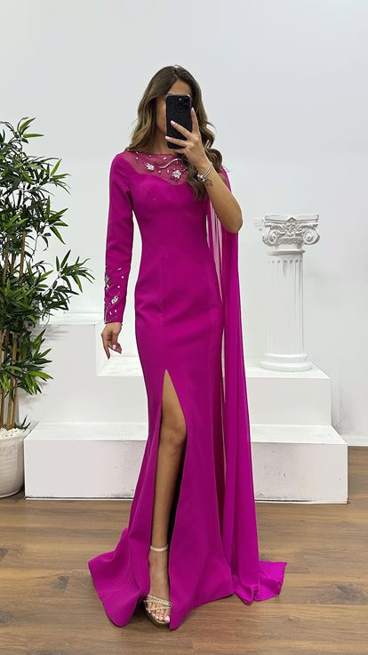 فستان سهرة فوشيا بتفاصيل على الأكمام