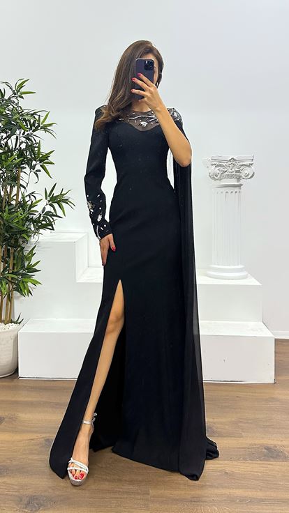 فستان سهرة أسود بتفاصيل على الأكمام