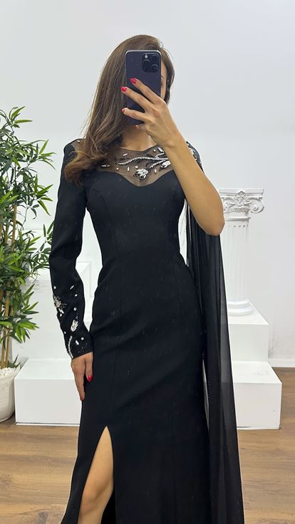 فستان سهرة أسود بتفاصيل على الأكمام