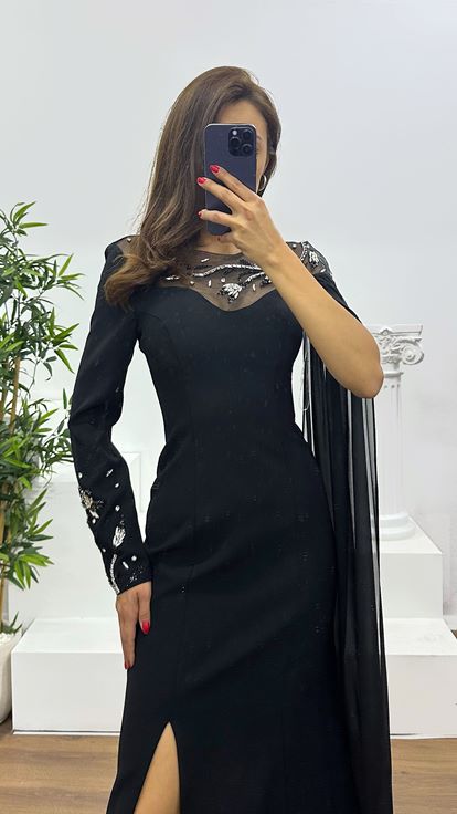 فستان سهرة أسود بتفاصيل على الأكمام