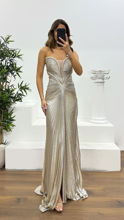 فستان سهرة من فرو المنك بدون حمالات ومطوي