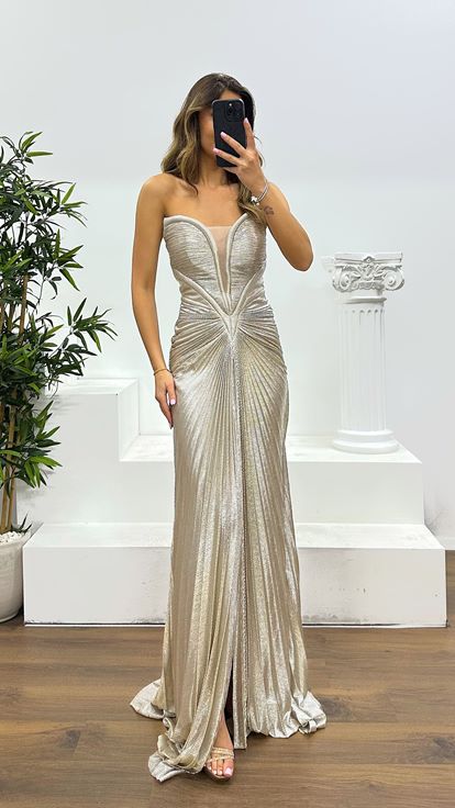 فستان سهرة من فرو المنك بدون حمالات ومطوي