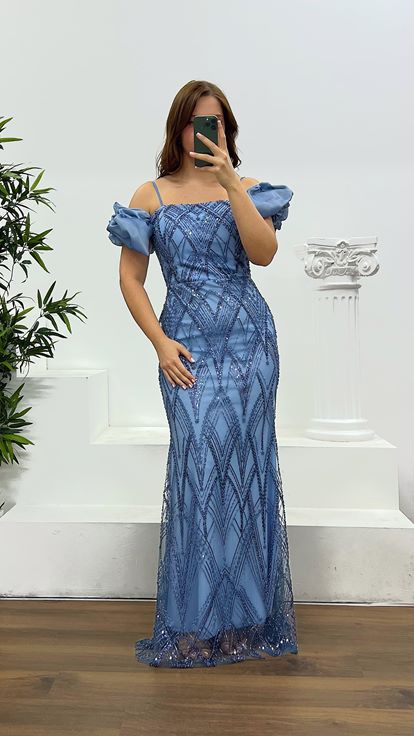 فستان سهرة أزرق مطرز بتفاصيل خلفية، بمقاسات كبيرة