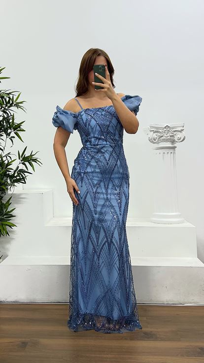 فستان سهرة أزرق مطرز بتفاصيل خلفية، بمقاسات كبيرة