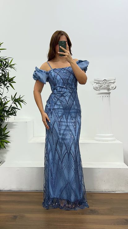 فستان سهرة أزرق مطرز بتفاصيل خلفية، بمقاسات كبيرة