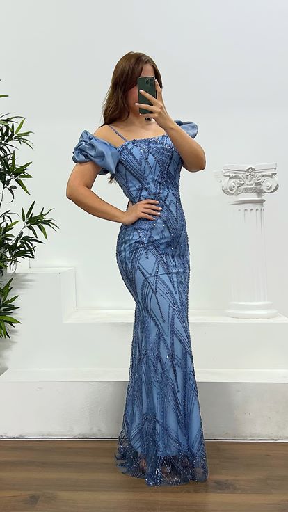 فستان سهرة أزرق مطرز بتفاصيل خلفية، بمقاسات كبيرة