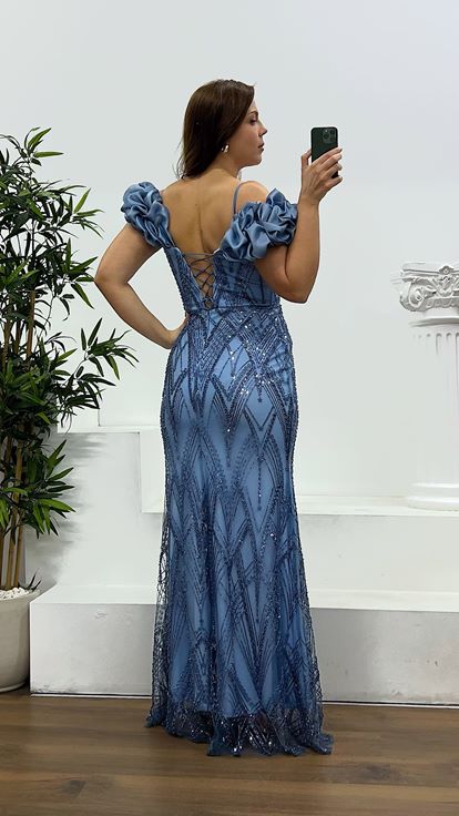 فستان سهرة أزرق مطرز بتفاصيل خلفية، بمقاسات كبيرة