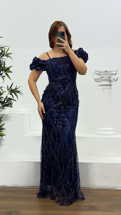 فستان سهرة بمقاسات كبيرة، مزين بتطريزات خلفية باللون الأزرق الداكن