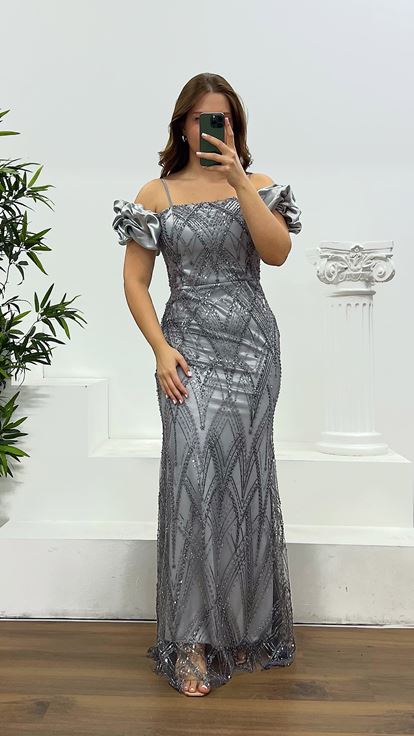 Graues Abendkleid in Übergröße mit besticktem Rückendetail