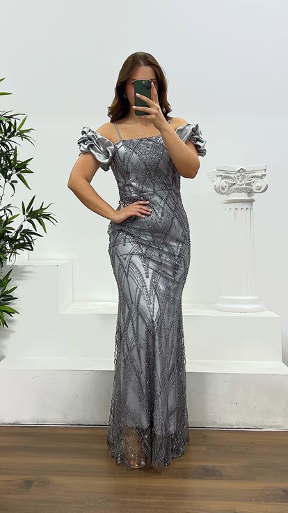 Graues Abendkleid in Übergröße mit besticktem Rückendetail