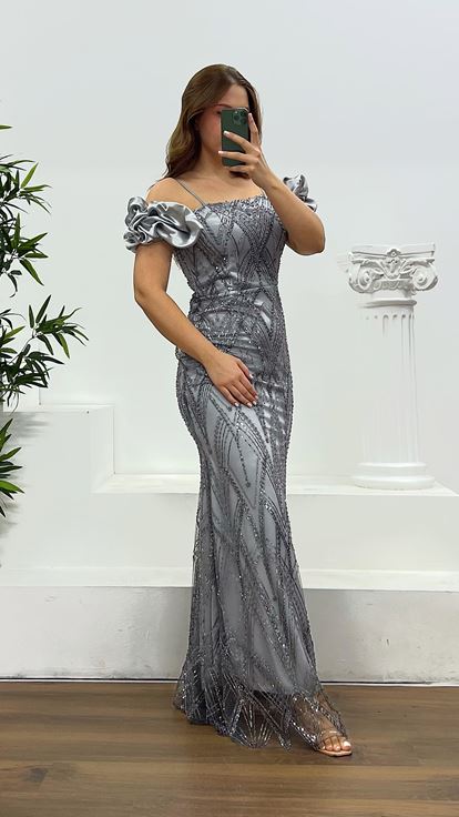 Graues Abendkleid in Übergröße mit besticktem Rückendetail