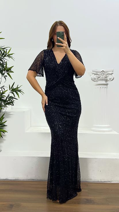 فستان سهرة أسود مطرز بالخرز بمقاسات كبيرة