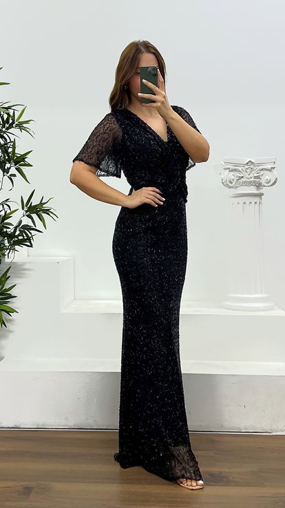 فستان سهرة أسود مطرز بالخرز بمقاسات كبيرة