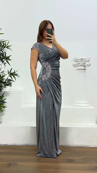 فستان سهرة بمقاسات كبيرة، مزين بخصر فضي وتفاصيل أنيقة عند الخصر 