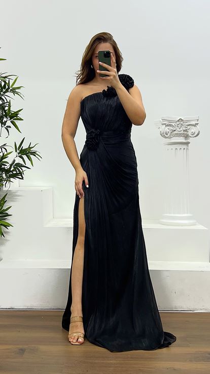 Schwarzes Abendkleid in Übergröße mit One-Shoulder-Träger und Blumendetail