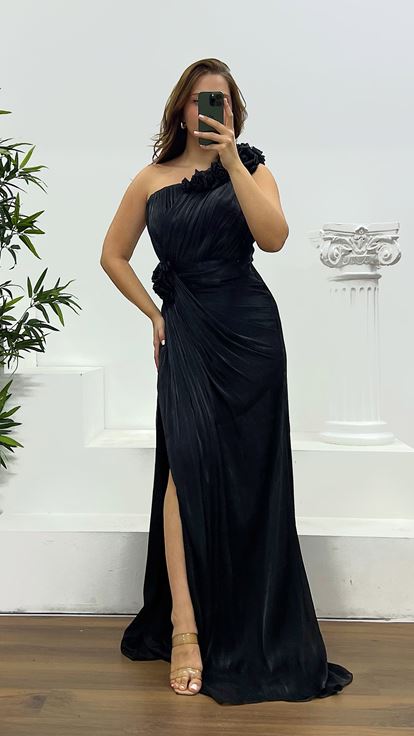 Schwarzes Abendkleid in Übergröße mit One-Shoulder-Träger und Blumendetail