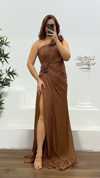 Kupferfarbenes Abendkleid in Übergröße mit One-Shoulder-Träger und Blumendetail