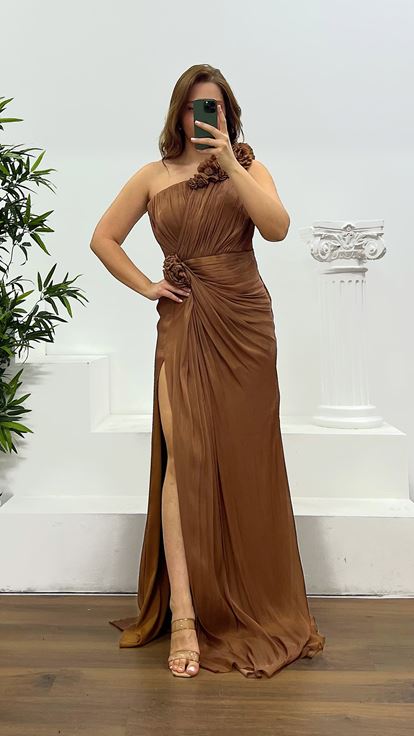 Kupferfarbenes Abendkleid in Übergröße mit One-Shoulder-Träger und Blumendetail