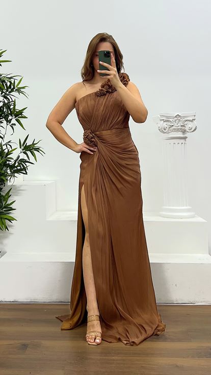 Kupferfarbenes Abendkleid in Übergröße mit One-Shoulder-Träger und Blumendetail