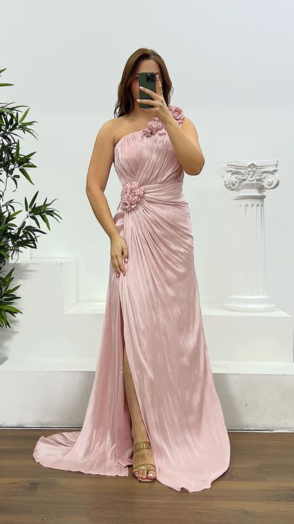 Puderfarbenes Abendkleid mit One-Shoulder-Träger und Blumendetail in Übergröße
