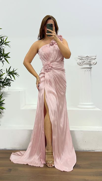 Puderfarbenes Abendkleid mit One-Shoulder-Träger und Blumendetail in Übergröße