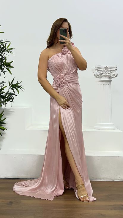 Puderfarbenes Abendkleid mit One-Shoulder-Träger und Blumendetail in Übergröße