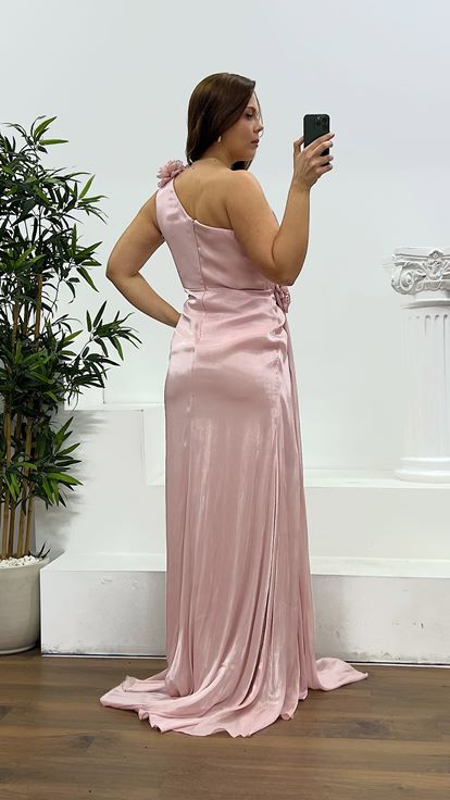 Puderfarbenes Abendkleid mit One-Shoulder-Träger und Blumendetail in Übergröße