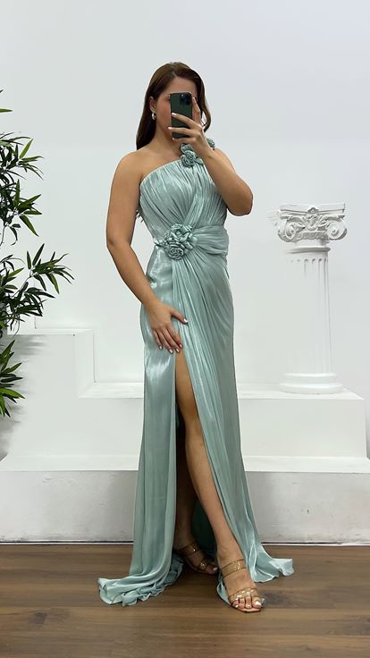 Mintgrünes Abendkleid in Übergröße mit One-Shoulder-Träger und Blumendetail