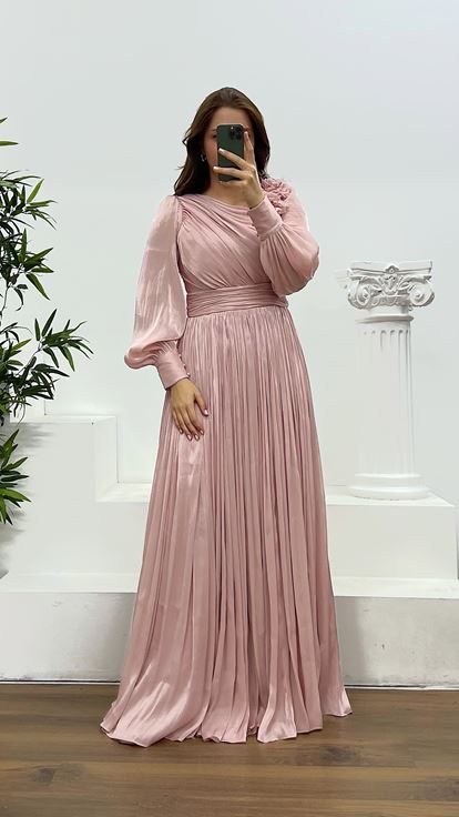 Vestido de noche de gasa rosa empolvado con detalle floral y hombros descubiertos  talla grande
