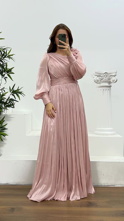 Vestido de noche de gasa rosa empolvado con detalle floral y hombros descubiertos  talla grande