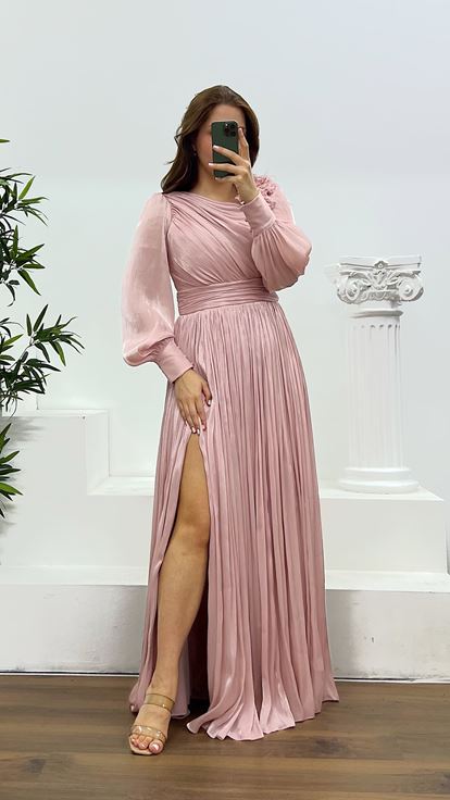 Vestido de noche de gasa rosa empolvado con detalle floral y hombros descubiertos  talla grande