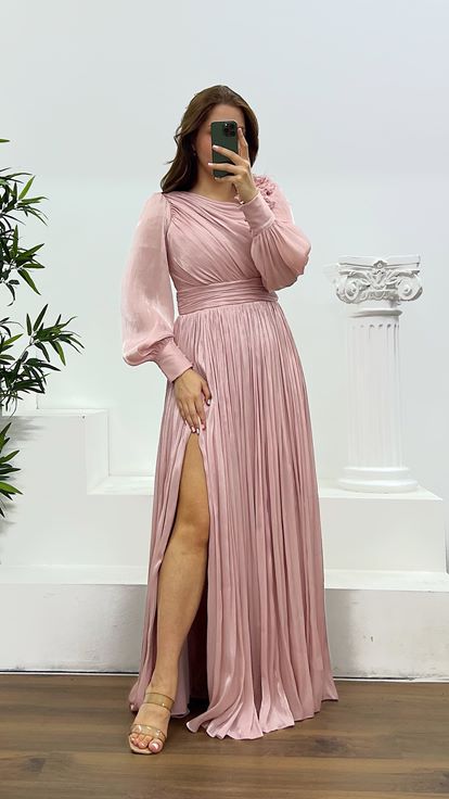 Vestido de noche de gasa rosa empolvado con detalle floral y hombros descubiertos  talla grande